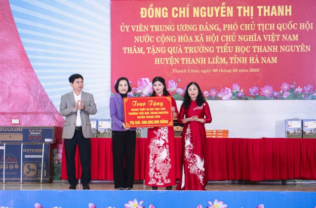 Phó Chủ tịch Quốc hội Nguyễn Thị Thanh thăm, tặng quà tại tỉnh Hà Nam